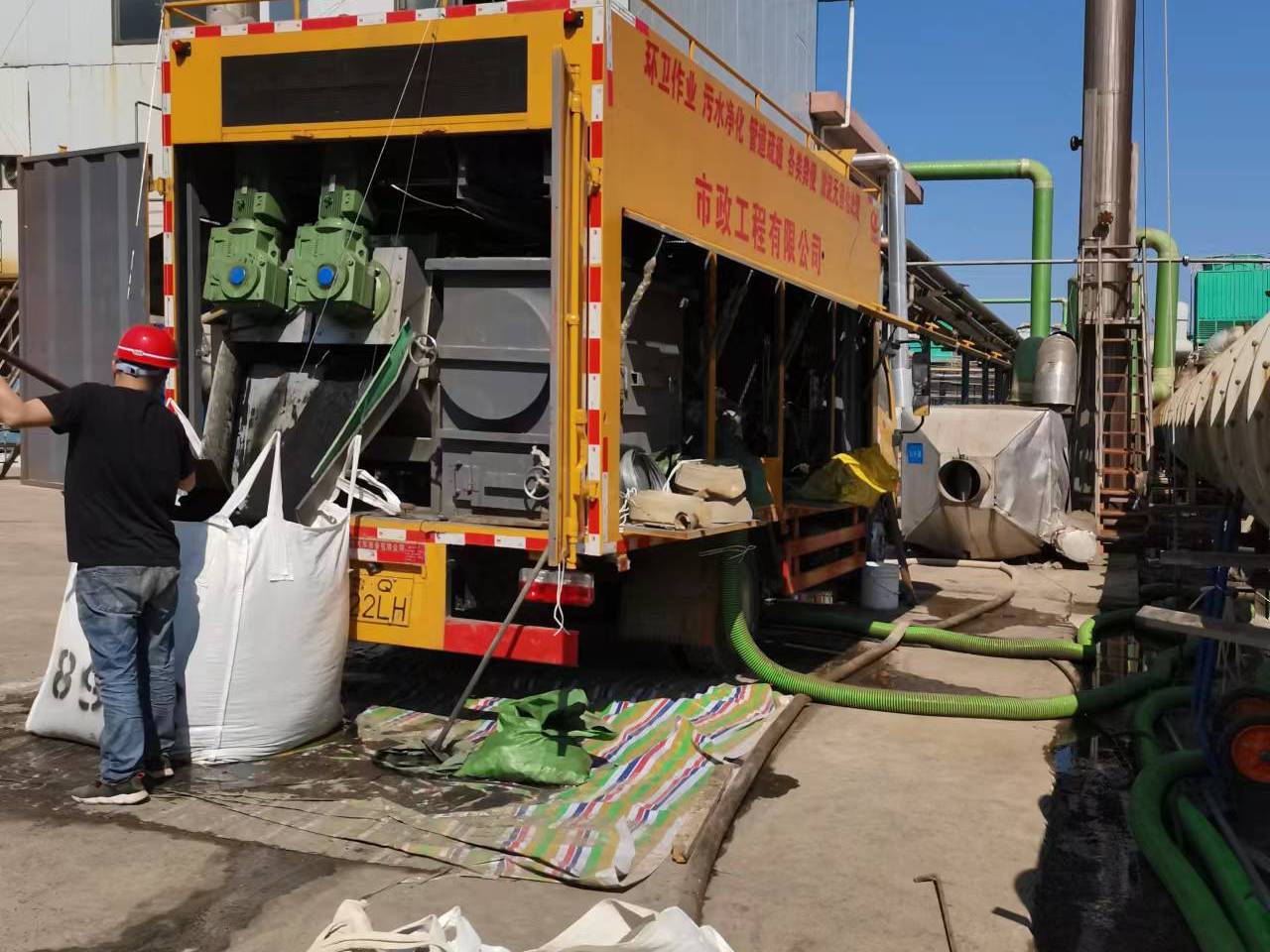 青河淤泥压干处理