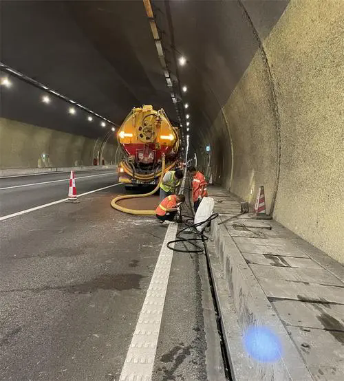 青河隧道排水渠清淤